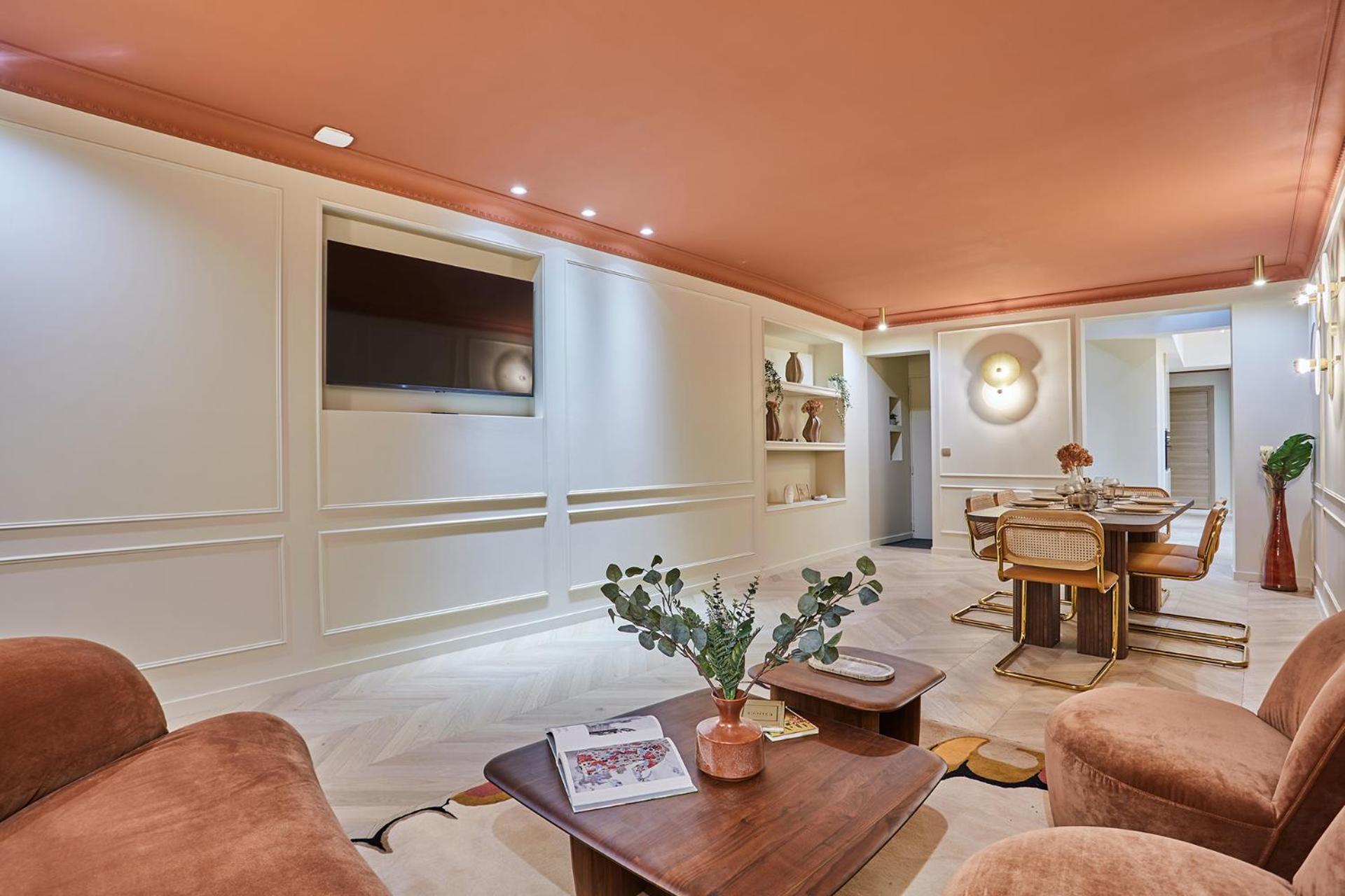 3 Bedrooms Center Of By Prestige Appartement *