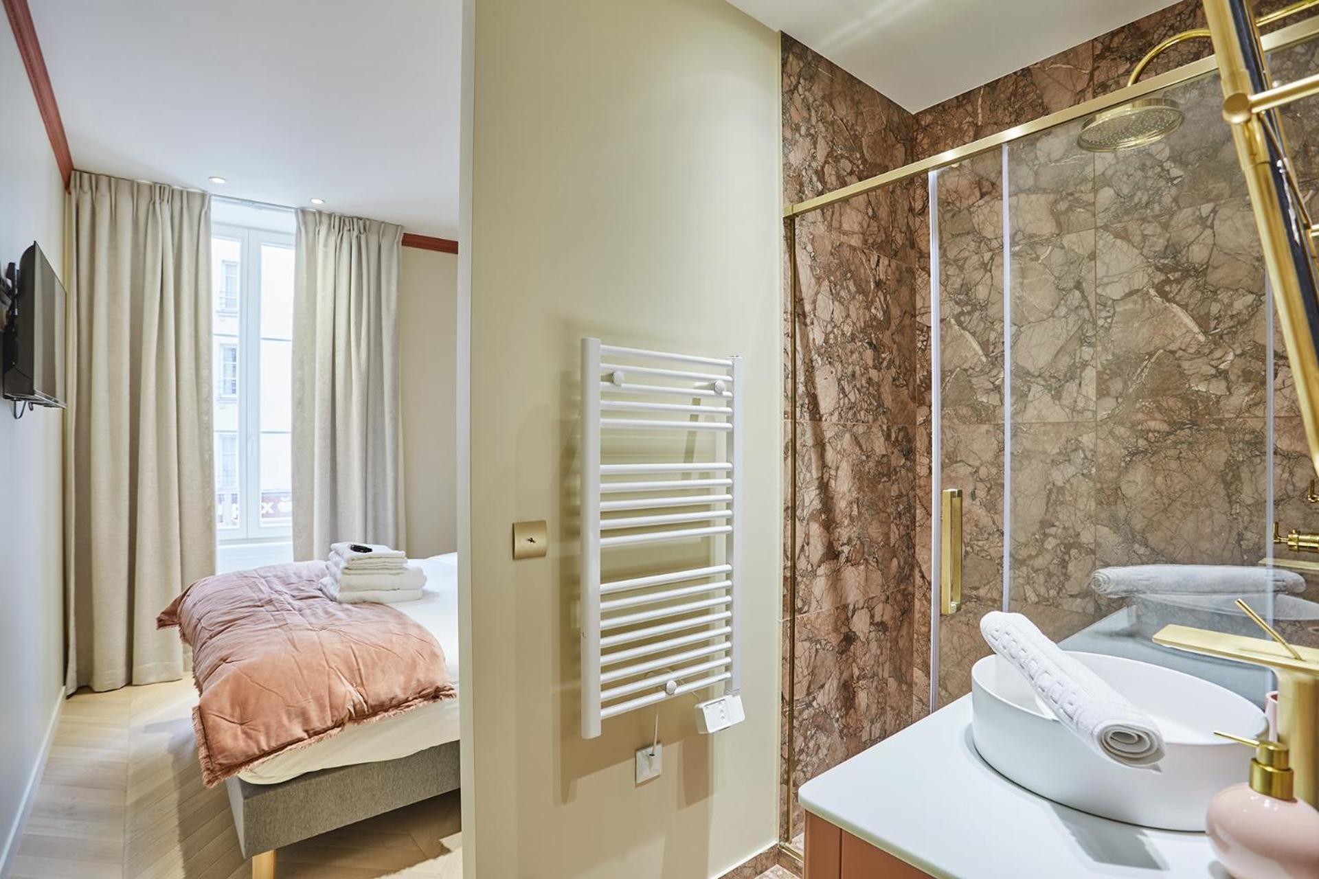 3 Bedrooms Center Of By Prestige * Parijs